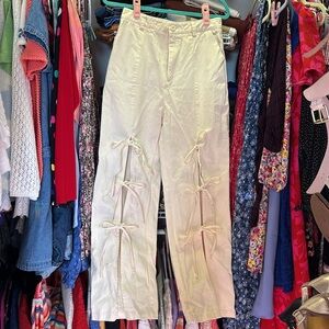 Adorable bow detail jeans size medium fits like 6
